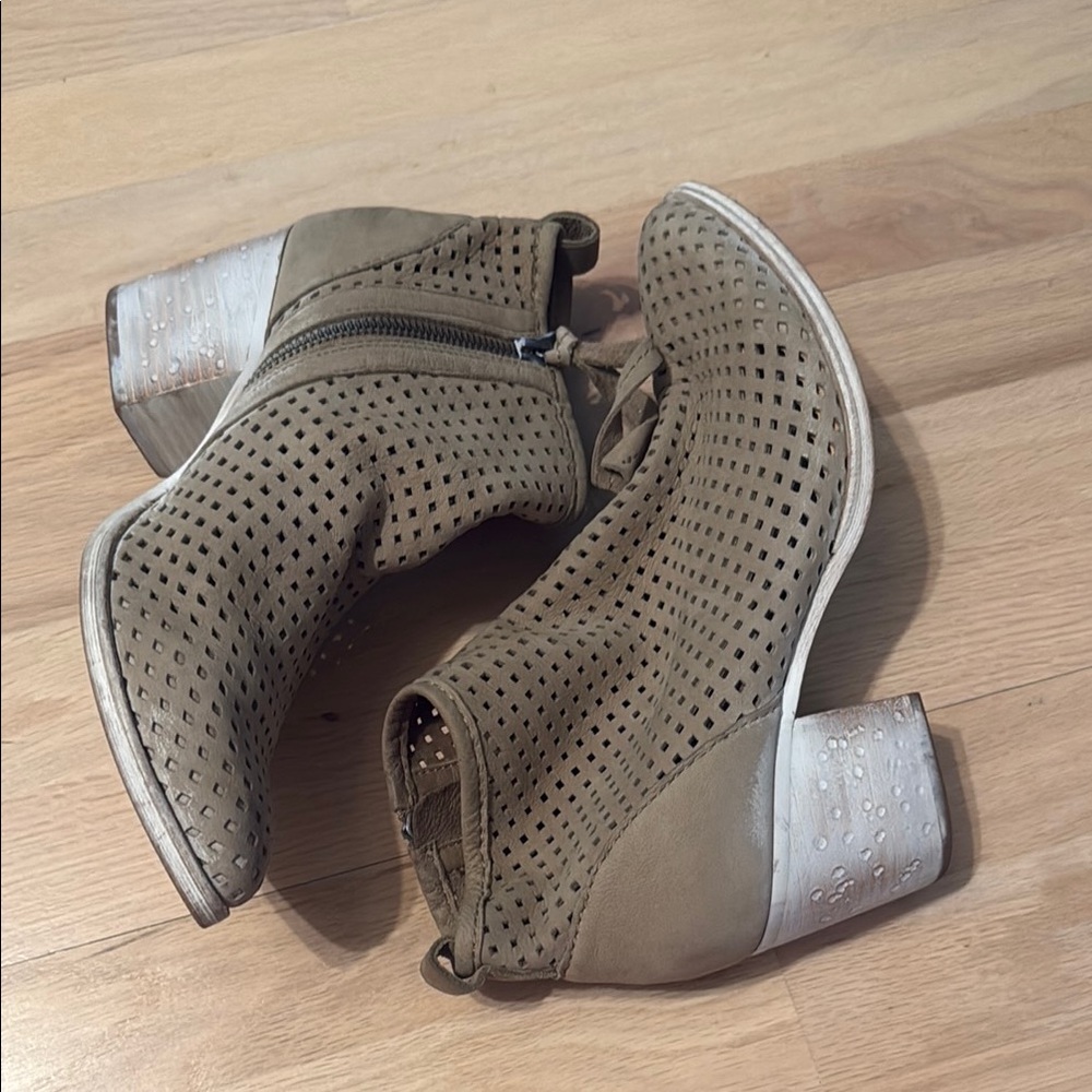 Dolce Vita Size 8 Perforated Tan Ankle Boots